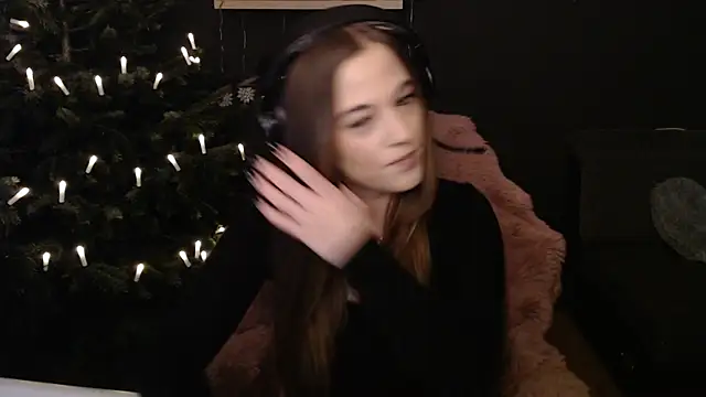 Luna Lynn online show from 12.20.25