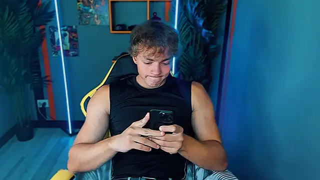 Snapshot of ChaseMuscular chatting on 09.20.25 ChaseMuscular online show from 09.20.25