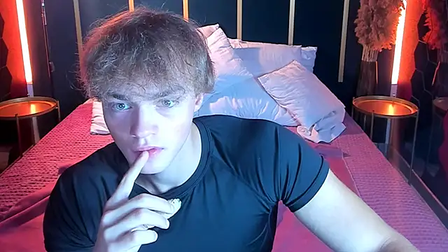 Snapshot of ChaseMuscular chatting on 09.24.25 ChaseMuscular online show from 09.24.25