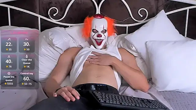 Snapshot of ChaseMuscular chatting on 10.31.25 ChaseMuscular online show from 10.31.25