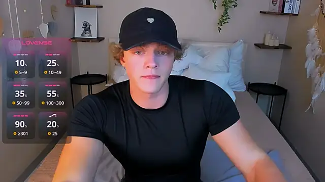 Snapshot of ChaseMuscular chatting on 11.25.25 ChaseMuscular online show from 11.25.25