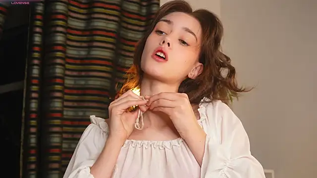 Snapshot of ttragedienne chatting on 11.17.25 ttragedienne online show from 11.17.25