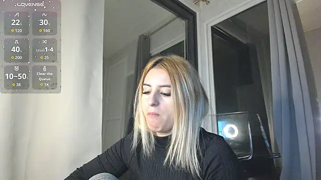 Snapshot of Ella_Vee chatting on 11.13.25 Ella Vee online show from 11.13.25