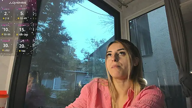 Snapshot of Ella_Vee chatting on 11.20.25 Ella Vee online show from 11.20.25