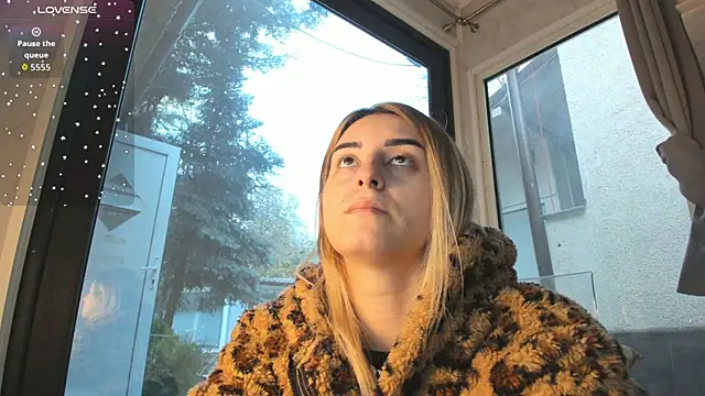 Snapshot of Ella_Vee chatting on 11.30.25 Ella Vee online show from 11.30.25