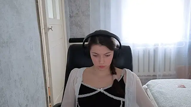 CutieAnny online show from 10.31.25