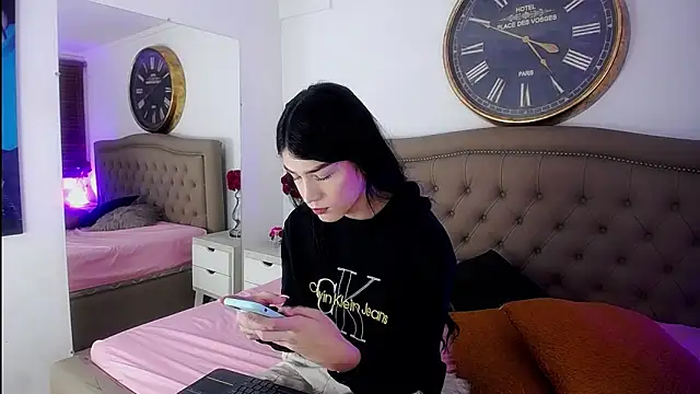 AuroraRicci online show from 10.17.25