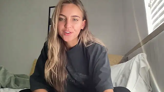 Snapshot of ShaniRea chatting on 09.25.25 ShaniRea online show from 09.25.25