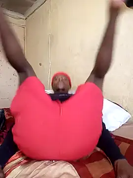 Snapshot of Hluga_25 chatting on 11.24.25 Hluga 25 online show from 11.24.25