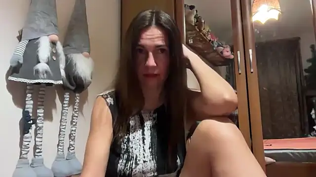 Snapshot of Cyreluna chatting on 11.20.25 Cyreluna online show from 11.20.25