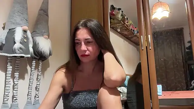 Snapshot of Cyreluna chatting on 11.30.25 Cyreluna online show from 11.30.25