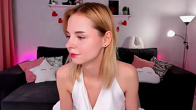 Snapshot of LillianShine chatting on 09.09.25 LillianShine online show from 09.09.25