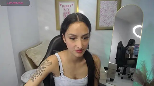 Snapshot of Tifany_v chatting on 10.06.25 Tifany v online show from 10.06.25