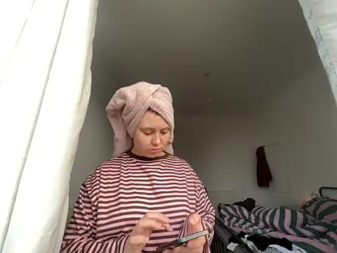 Snapshot of RoseMaee chatting on 11.22.25 RoseMaee online show from 11.22.25