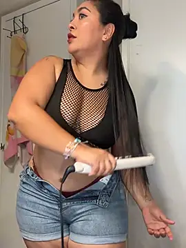 Snapshot of latina_curvy22 chatting on 05.10.26 latina curvy22 online show from 05.10.26