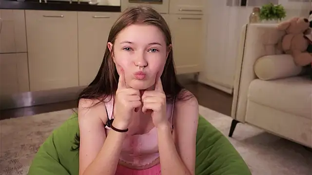 LynHillaire online show from 09.18.25