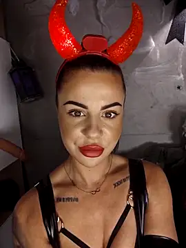 Snapshot of BabyFaceMia chatting on 10.28.25 BabyFaceMia online show from 10.28.25