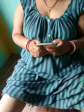 Snapshot of desi_boudi87 chatting on 04.20.26 desi boudi87 online show from 04.20.26