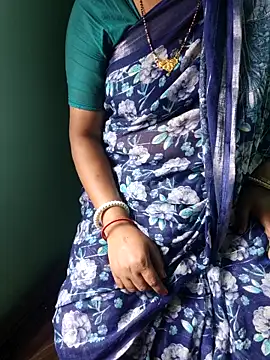 Snapshot of desi_boudi87 chatting on 04.21.26 desi boudi87 online show from 04.21.26