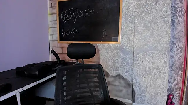 Snapshot of Zairaa_Fox chatting on 11.24.25 Zairaa Fox online show from 11.24.25