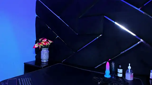 Snapshot of Sophie_Jhoms chatting on 11.15.25 Sophie Jhoms online show from 11.15.25