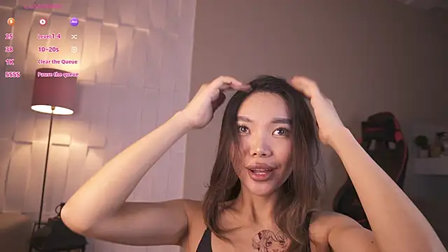 Snapshot of Rem_Esme chatting on 12.20.25 Rem Esme online show from 12.20.25