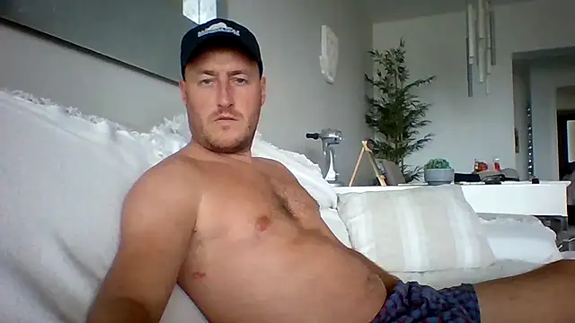 Snapshot of Londonlad818 chatting on 10.28.25 Londonlad818 online show from 10.28.25