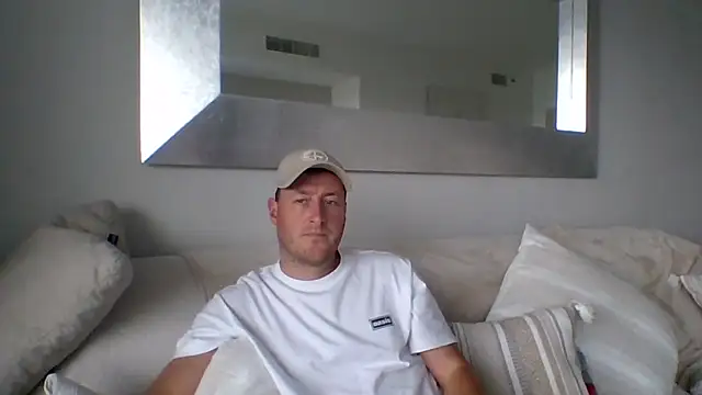 Snapshot of Londonlad818 chatting on 04.10.26 Londonlad818 online show from 04.10.26