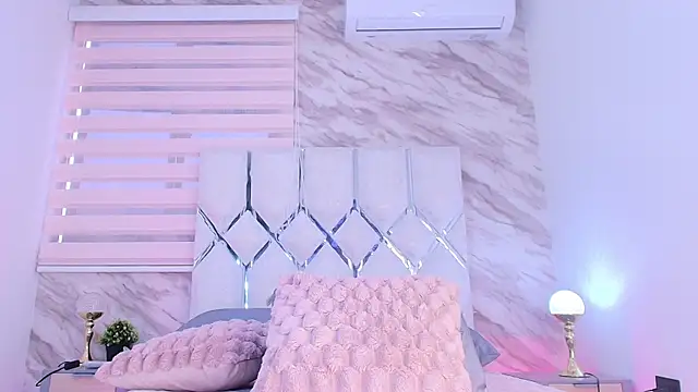 Snapshot of collet_1 chatting on 11.22.25 collet 1 online show from 11.22.25