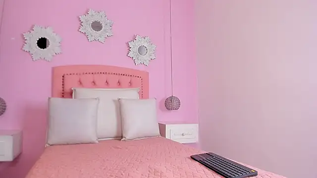 Snapshot of CannelaSmith chatting on 09.13.25 CannelaSmith online show from 09.13.25