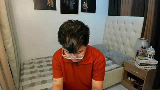 Snapshot of KentAivan chatting on 10.17.25 KentAivan online show from 10.17.25