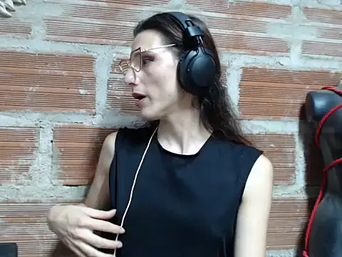 Snapshot of Moira-Hot chatting on 06.20.26 Moira-Hot online show from 06.20.26