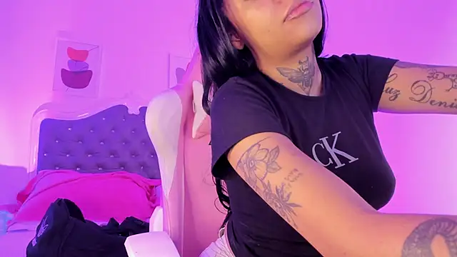 Snapshot of _Sharloth_ chatting on 09.23.25 Sharloth online show from 09.23.25