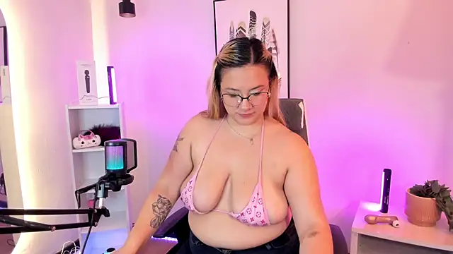 hollie joliie online show from 03.03.26