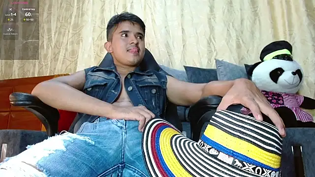 Snapshot of DayroDuran chatting on 05.16.26 DayroDuran online show from 05.16.26