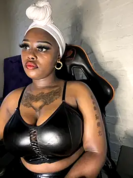 Snapshot of QUEEN_NOBUHLE_777 chatting on 09.27.25 QUEEN NOBUHLE 777 online show from 09.27.25