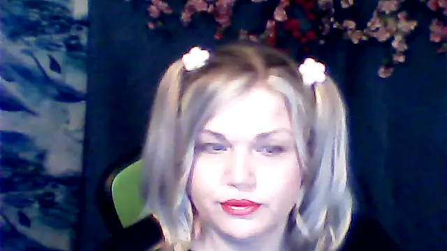 Snapshot of Nayvessa chatting on 11.04.25 Nayvessa online show from 11.04.25