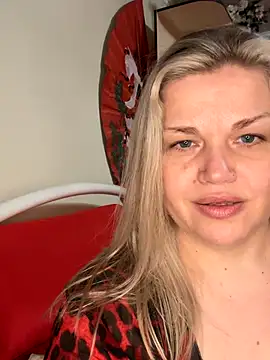 Snapshot of Nayvessa chatting on 11.14.25 Nayvessa online show from 11.14.25