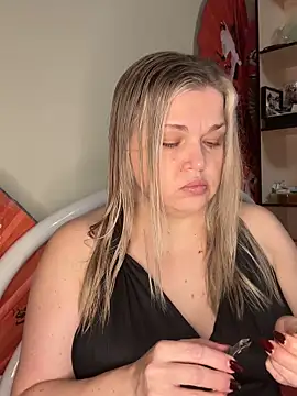 Snapshot of Nayvessa chatting on 11.20.25 Nayvessa online show from 11.20.25