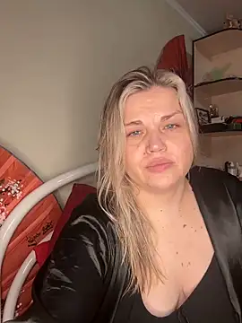 Snapshot of Nayvessa chatting on 11.25.25 Nayvessa online show from 11.25.25