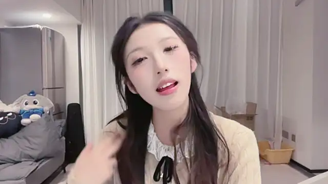 Snapshot of ZhaoZhao-ZM chatting on 10.18.25 ZhaoZhao-ZM online show from 10.18.25