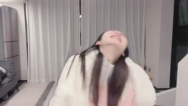 Snapshot of ZhaoZhao-ZM chatting on 11.04.25 ZhaoZhao-ZM online show from 11.04.25