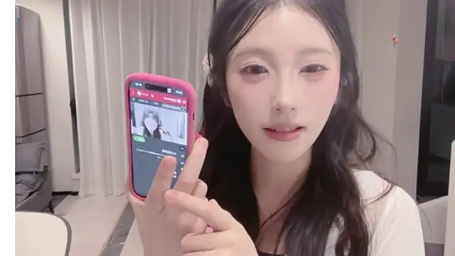 Snapshot of ZhaoZhao-ZM chatting on 11.18.25 ZhaoZhao-ZM online show from 11.18.25