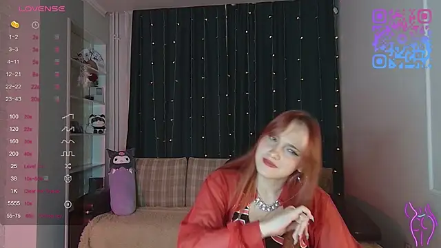 Snapshot of JulyHill chatting on 09.08.25 JulyHill online show from 09.08.25