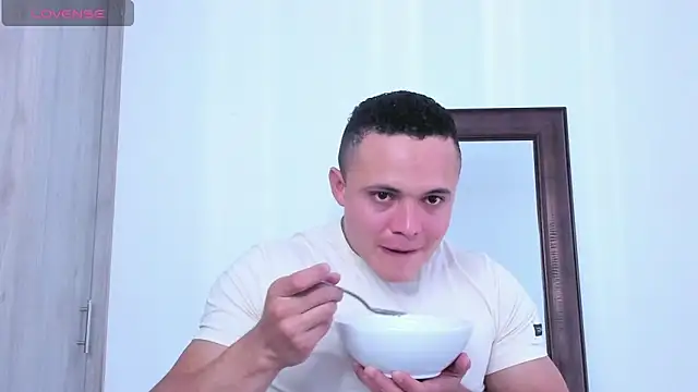 Snapshot of KingLevi01 chatting on 10.02.25 KingLevi01 online show from 10.02.25