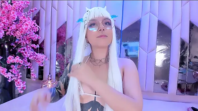 Snapshot of BizzyNoar chatting on 09.18.25 BizzyNoar online show from 09.18.25