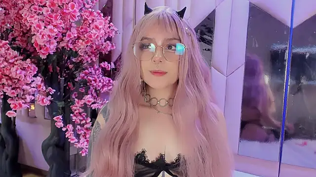 Snapshot of BizzyNoar chatting on 09.19.25 BizzyNoar online show from 09.19.25