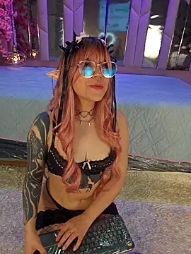 Snapshot of BizzyNoar chatting on 10.05.25 BizzyNoar online show from 10.05.25