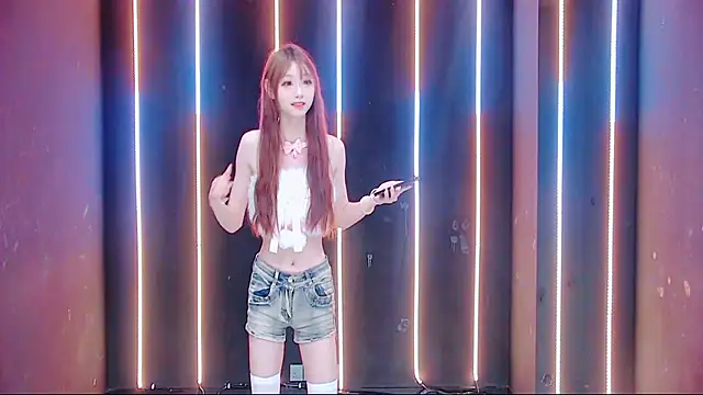 queen-001 online show from 10.10.25