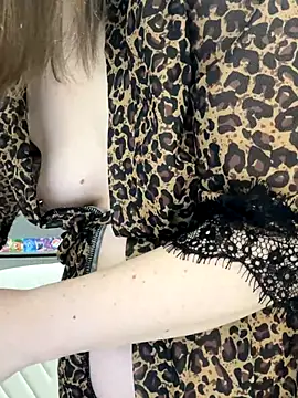 Snapshot of Risky-Flower chatting on 12.17.25 Risky-Flower online show from 12.17.25